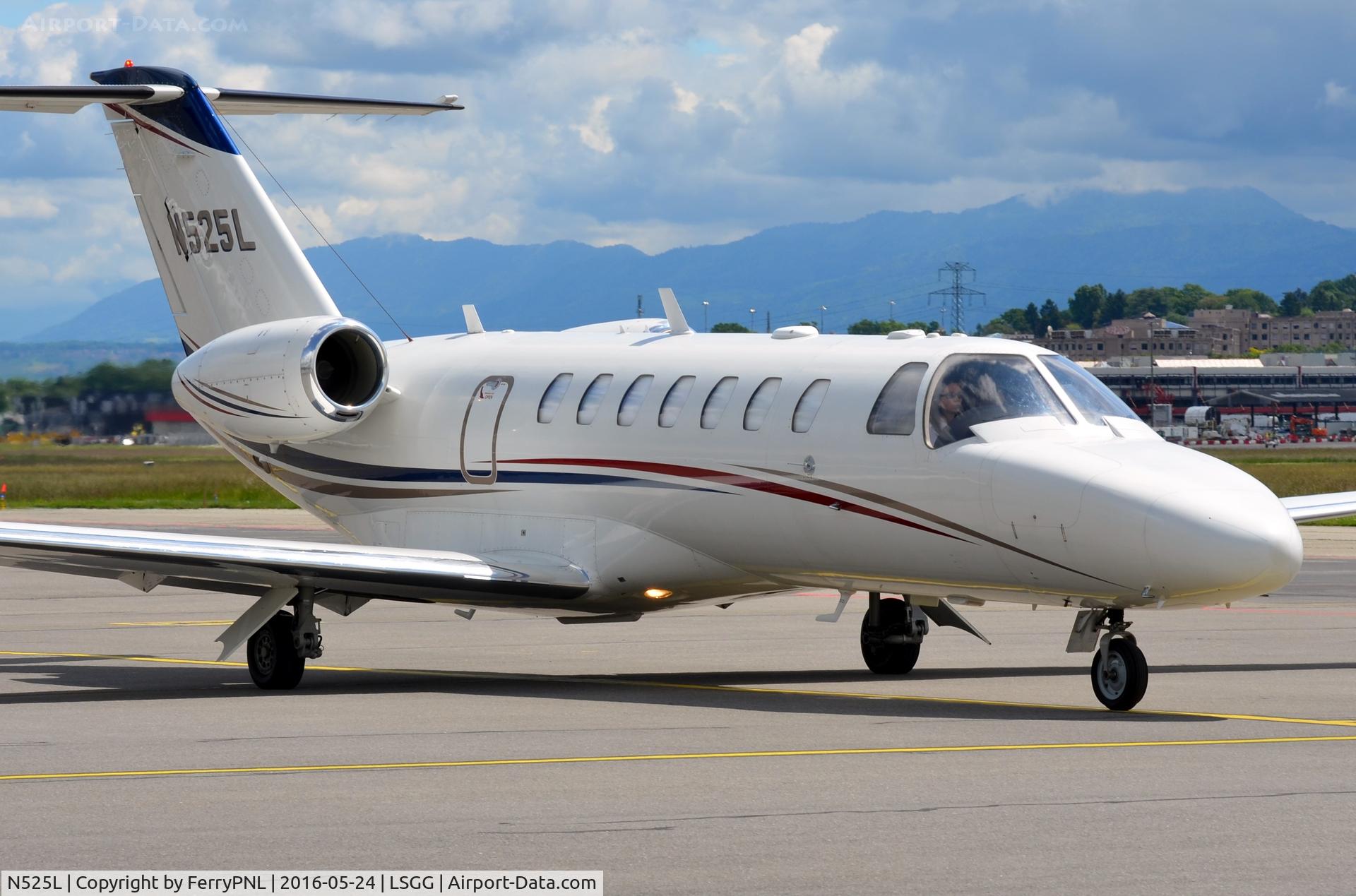 N525L, 2005 Cessna 525B CitationJet CJ3 C/N 525B0051, Cessna 525B taxiing out for departure.