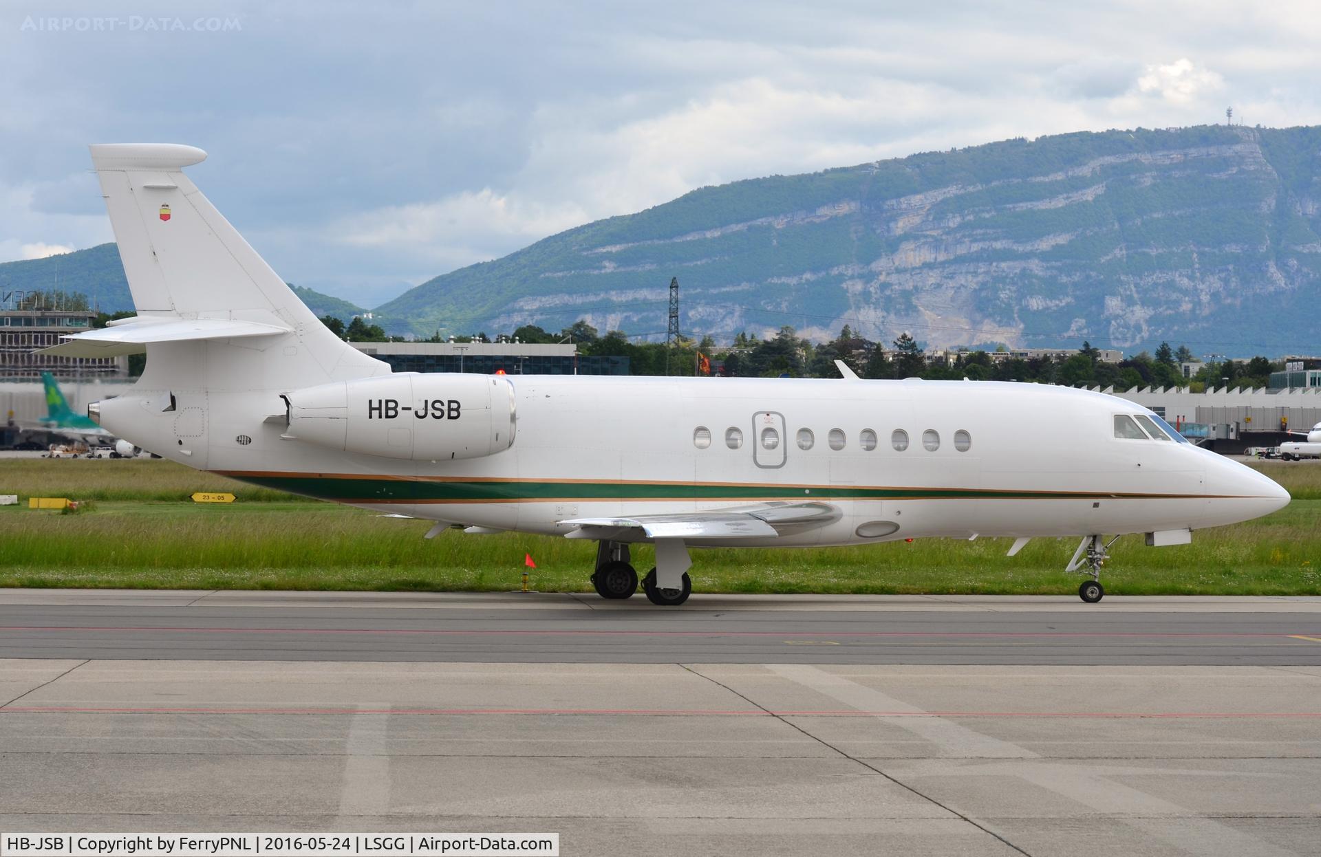 HB-JSB, 2002 Dassault Falcon 2000 C/N 171, Privatair DA2000 departing.