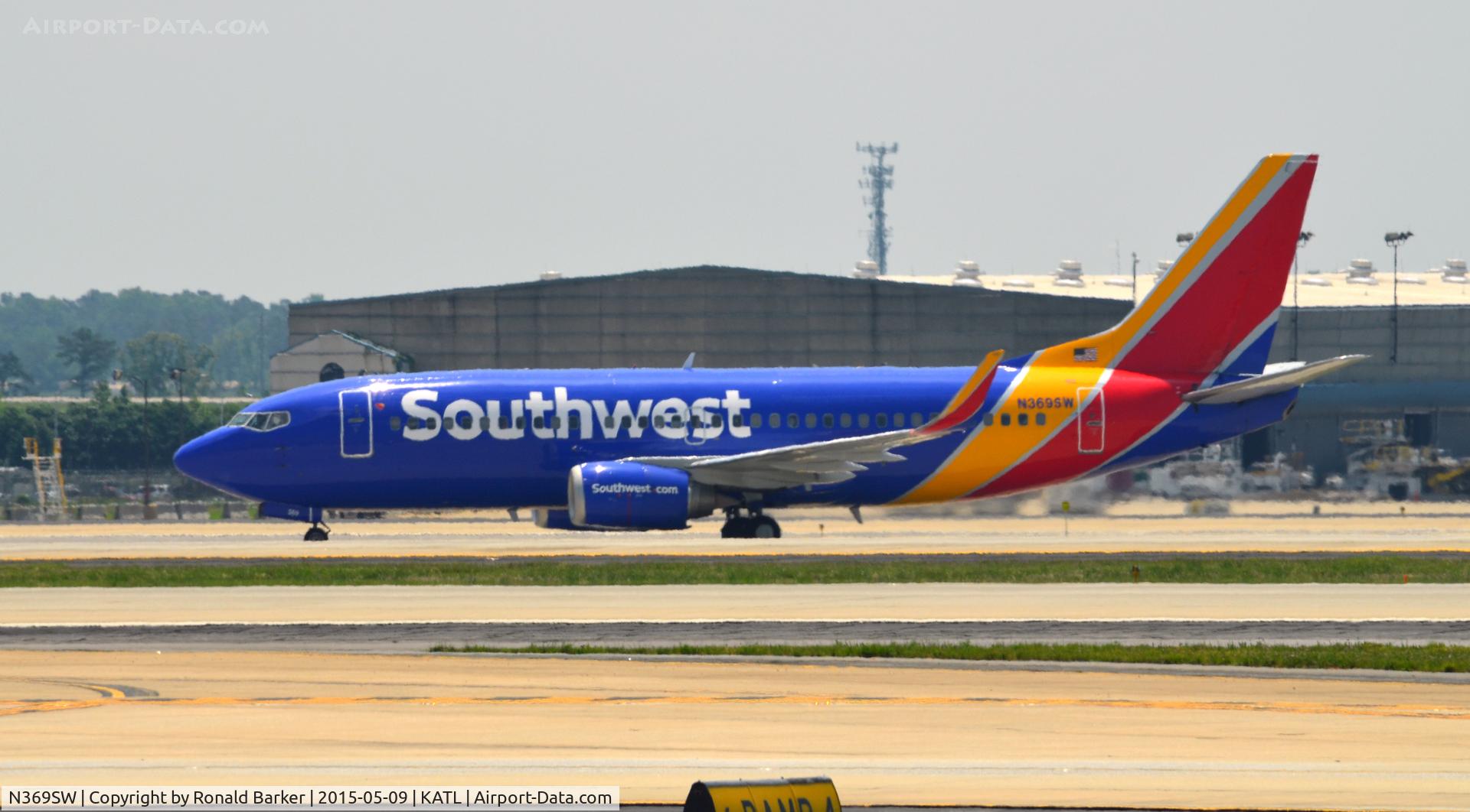 N369SW, 1993 Boeing 737-3H4 C/N 26580, Taxi Atlanta