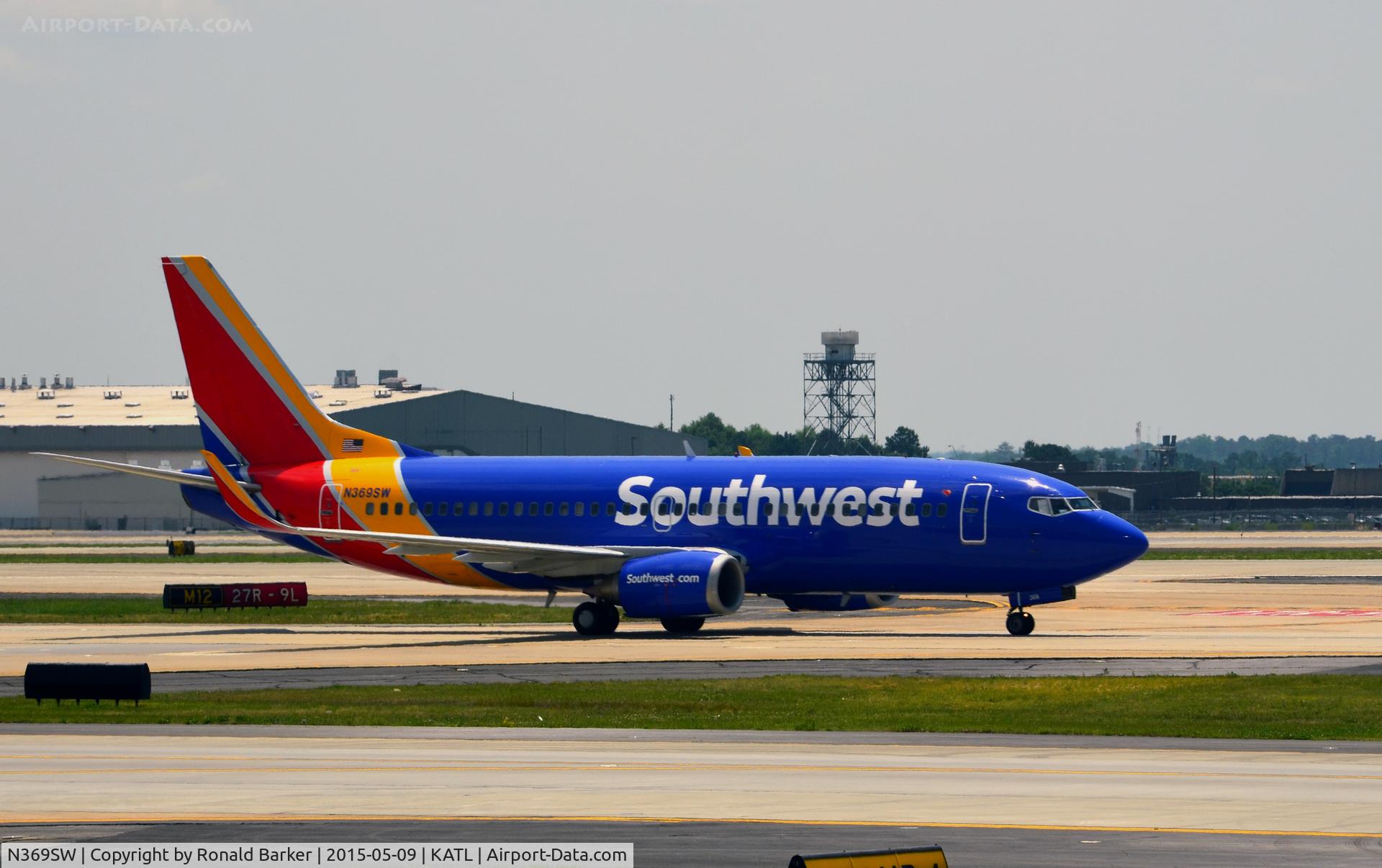 N369SW, 1993 Boeing 737-3H4 C/N 26580, Taxi Atlanta