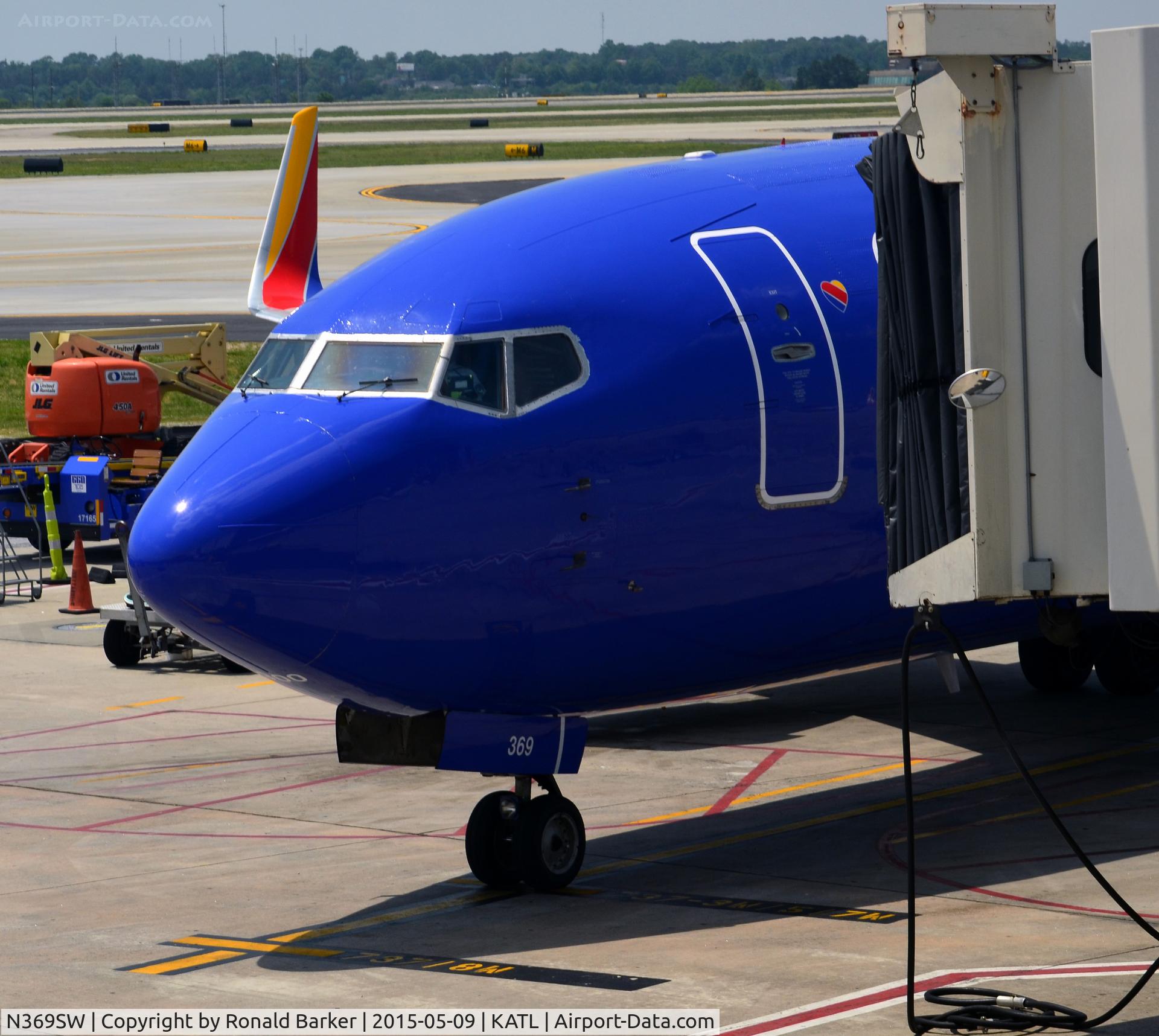 N369SW, 1993 Boeing 737-3H4 C/N 26580, At the gate Atlanta