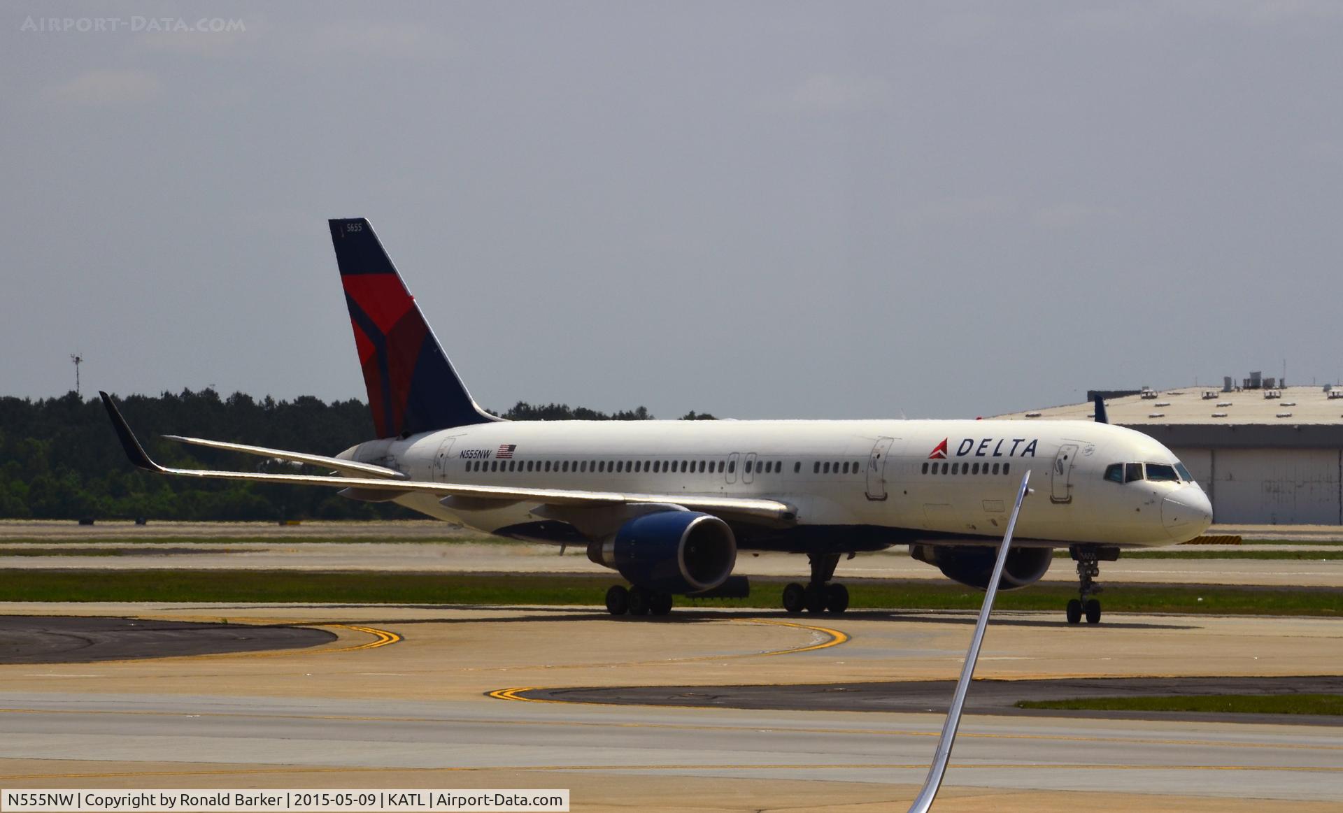 N555NW, 2002 Boeing 757-251 C/N 33391, Taxi Atlanta