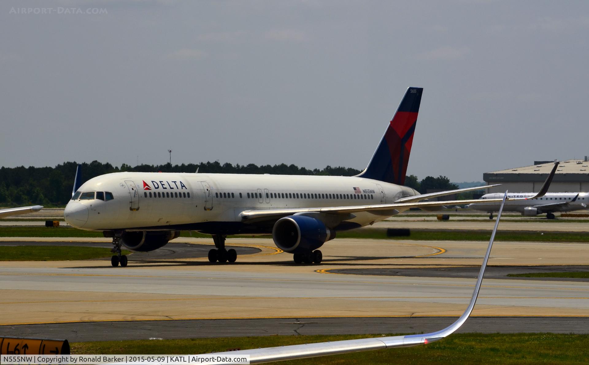 N555NW, 2002 Boeing 757-251 C/N 33391, Taxi Atlanta