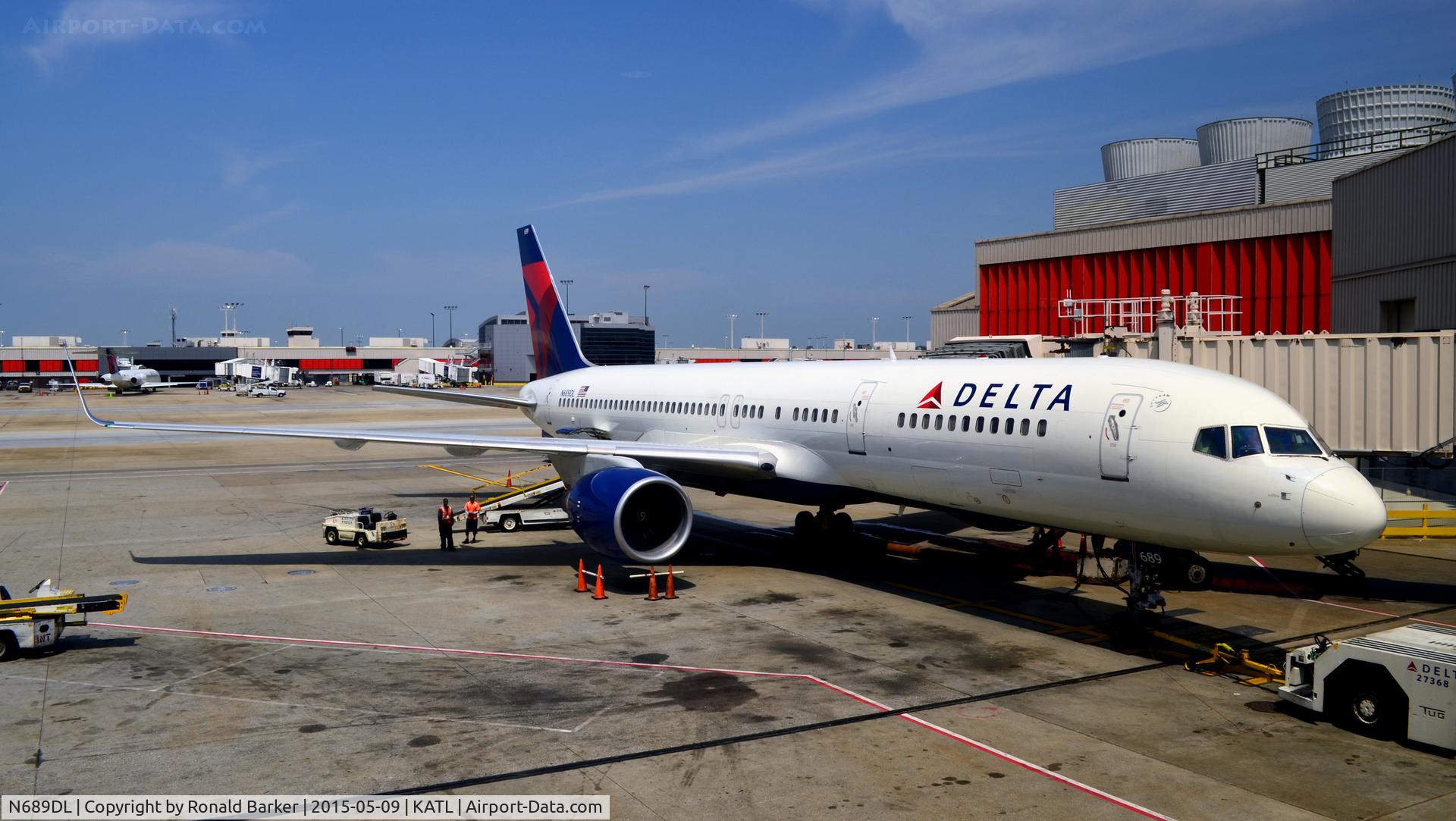 N689DL, 1998 Boeing 757-232 C/N 27172, At the gate Atlanta