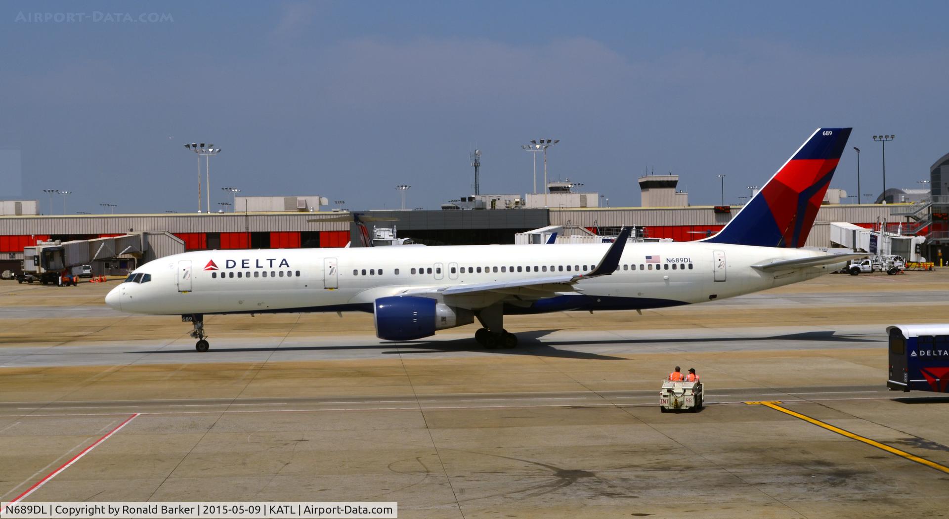 N689DL, 1998 Boeing 757-232 C/N 27172, Taxi Atlanta