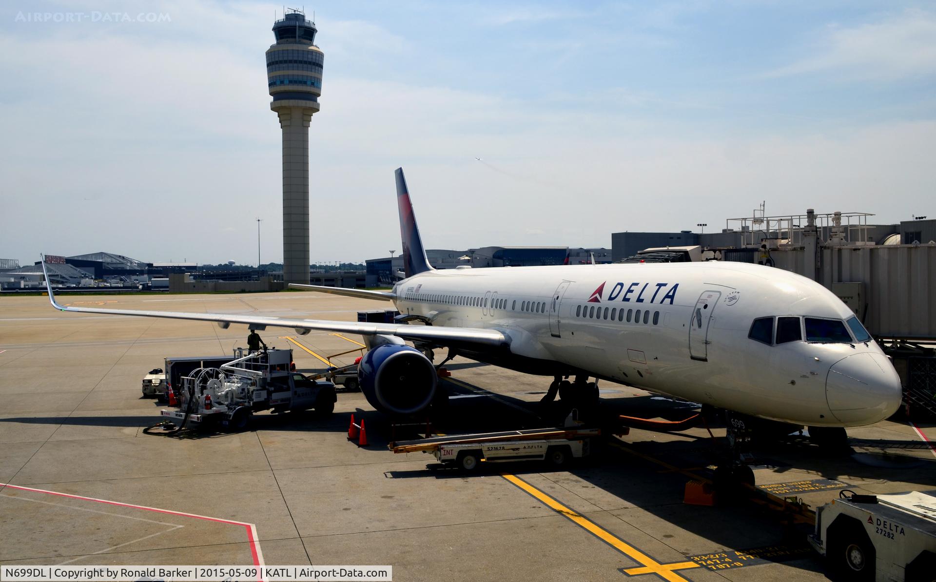 N699DL, 1999 Boeing 757-232 C/N 29970, At the gate Atlanta