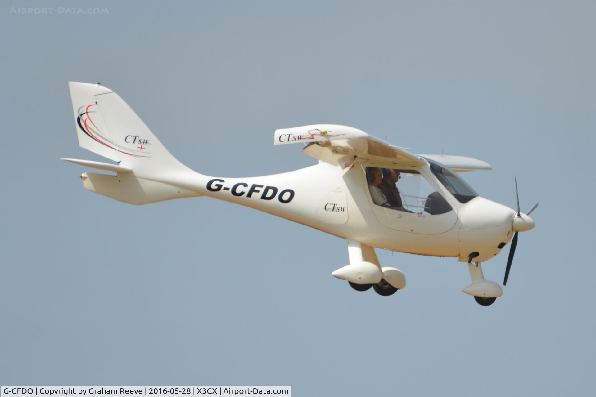 G-CFDO, 2008 Flight Design CTSW C/N 8366, Landing at Northrepps.