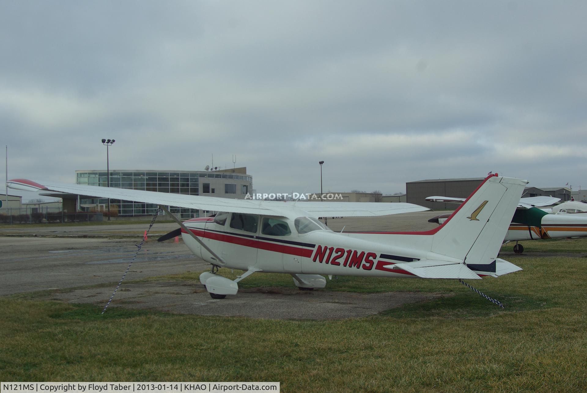 N121MS, 1978 Cessna 172N C/N 17271893, Sitting tied down on the ramp on a cold miserable wintery day