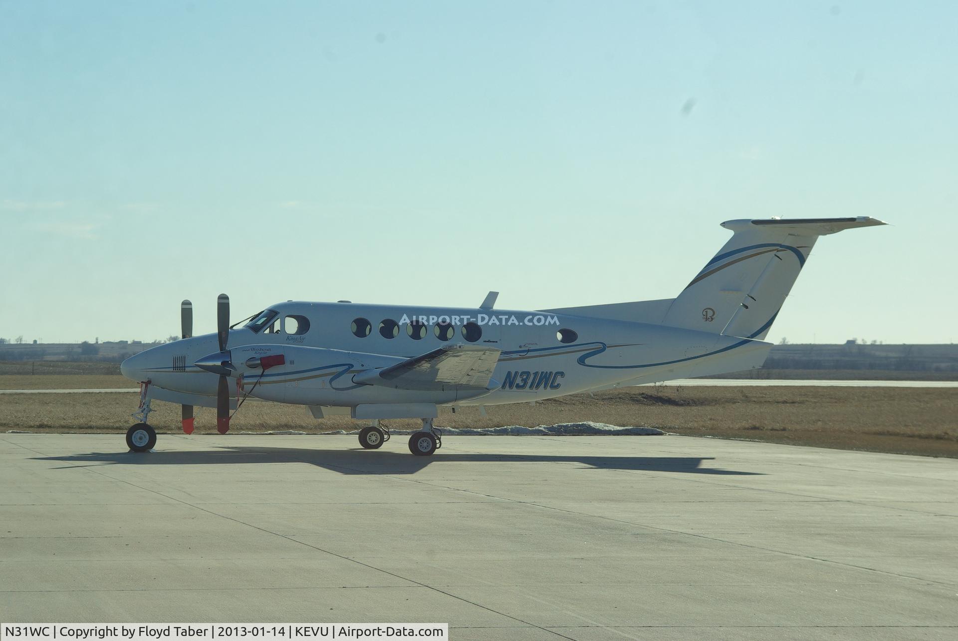 N31WC, 1979 Beech 200 Super King Air C/N BB-465, Sitting on the ramp awaiting the Business people to return