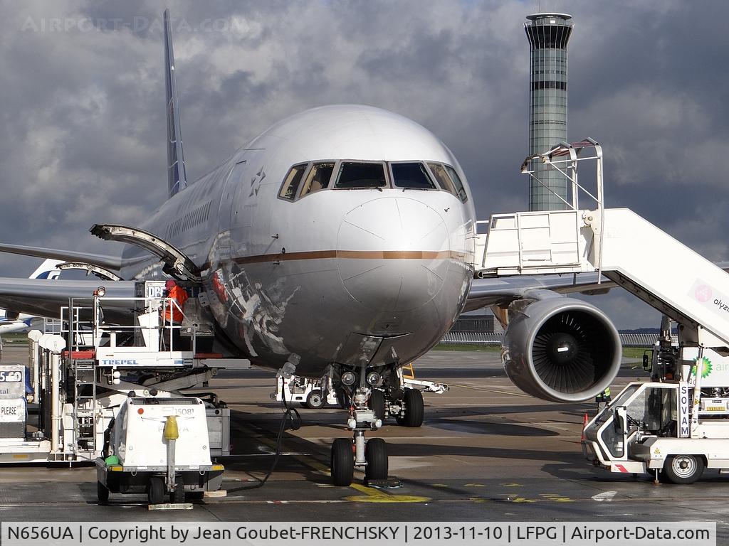 N656UA, 1992 Boeing 767-322 C/N 25394, UNITED at CDG parking S24