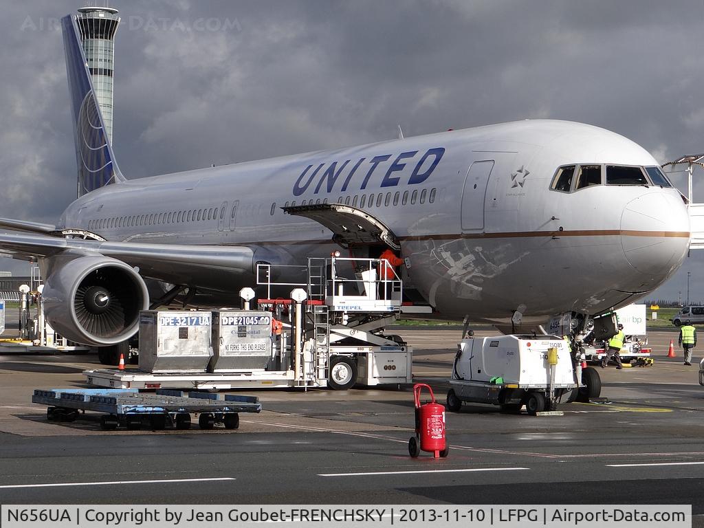 N656UA, 1992 Boeing 767-322 C/N 25394, UNITED at CDG parking S24