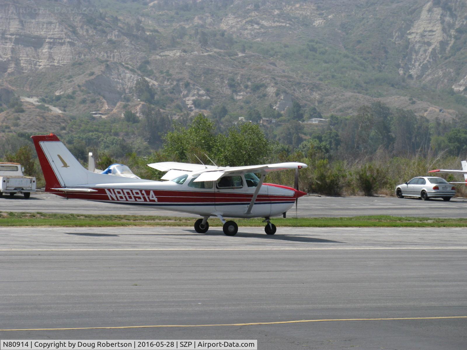 N80914, 1976 Cessna 172M C/N 17266799, 1976 Cessna 172M SKYHAWK, Lycoming O-320-E2D 150 Hp, landing roll Rwy 22