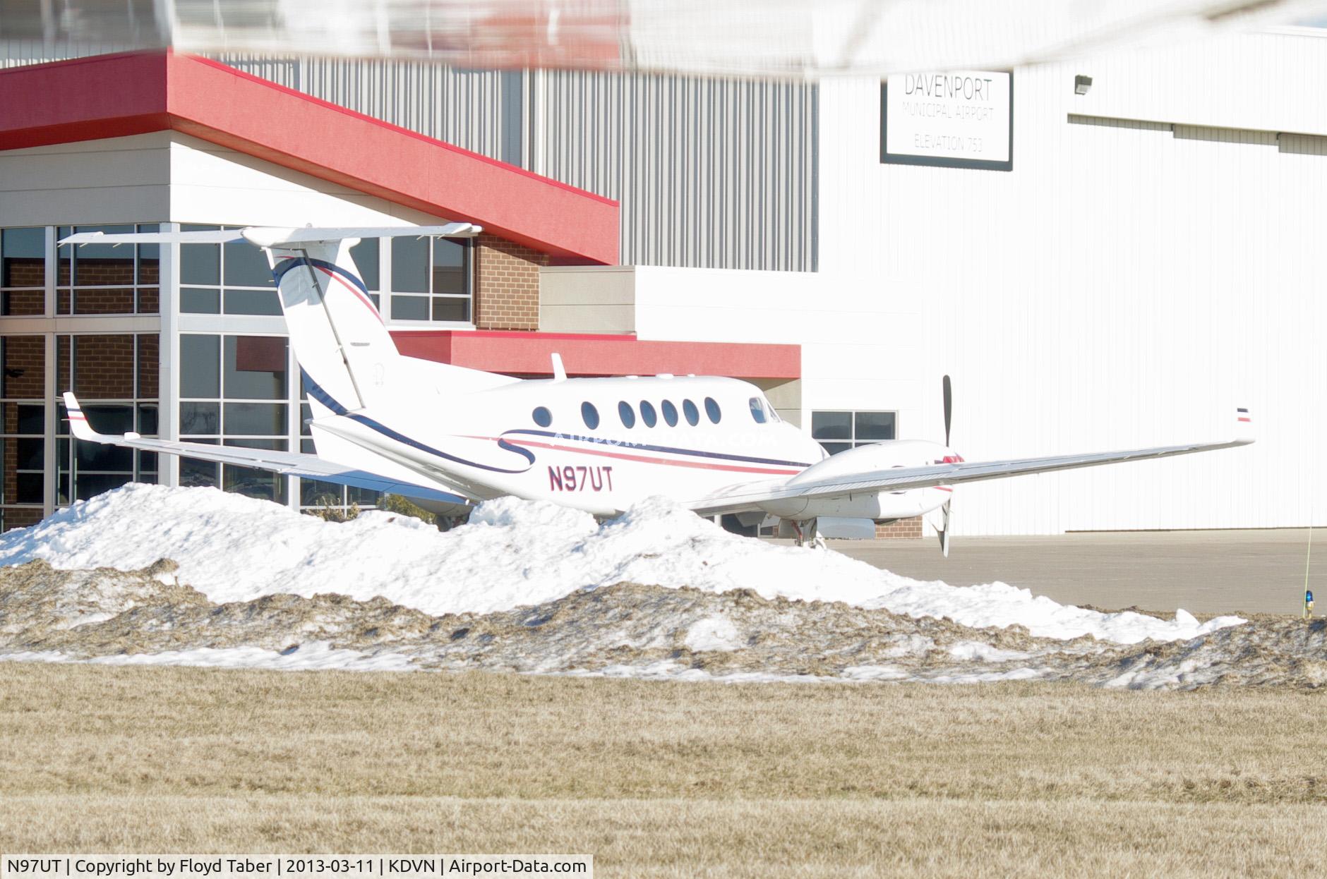 N97UT, 2005 Raytheon B200 King Air C/N BB-1897, In for fuel and pick up passengers