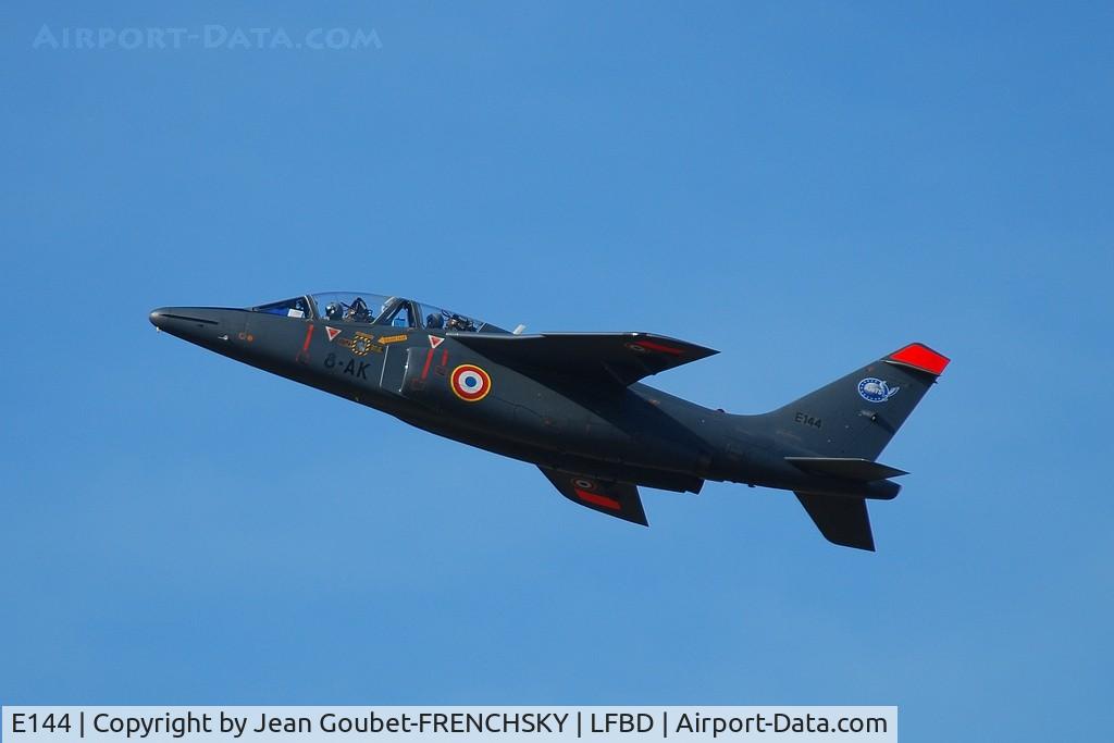 E144, Dassault-Dornier Alpha Jet E C/N E144, take off runway 23