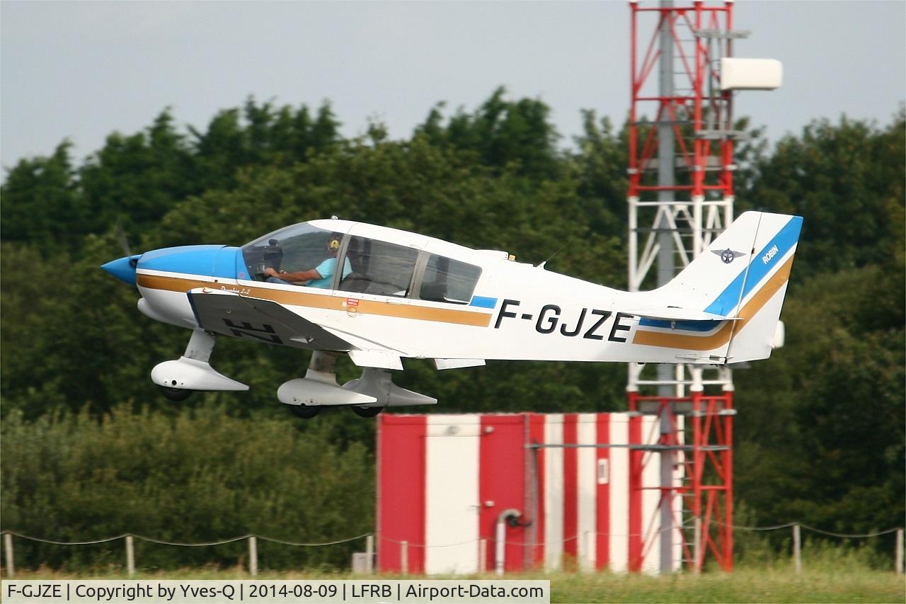 F-GJZE, Robin DR-400-120 Petit Prince C/N 2005, Robin DR-400-120, On final rwy 25L, Brest-Bretagne airport (LFRB-BES)