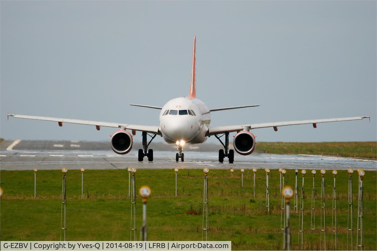 G-EZBV, 2007 Airbus A319-111 C/N 3122, Airbus A319-111, Taxiing to holding point rwy 25L, Brest-Bretagne airport (LFRB-BES)