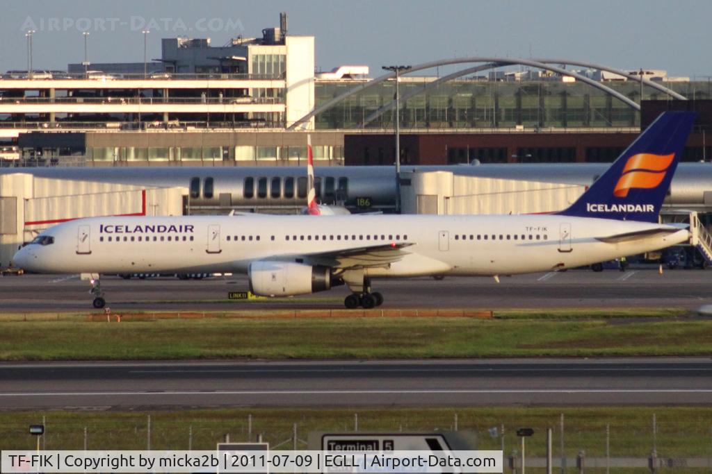 TF-FIK, 1992 Boeing 757-2Y0/F C/N 26151, Taxiing