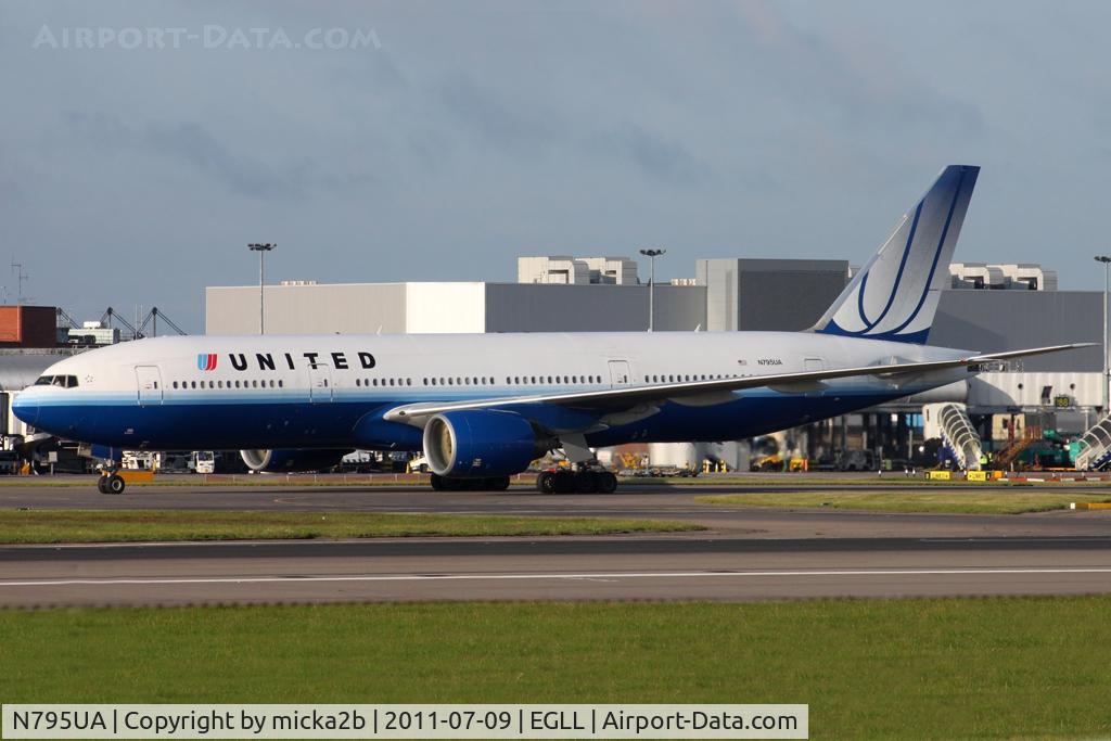 N795UA, 1997 Boeing 777-222 C/N 26927, Taxiing