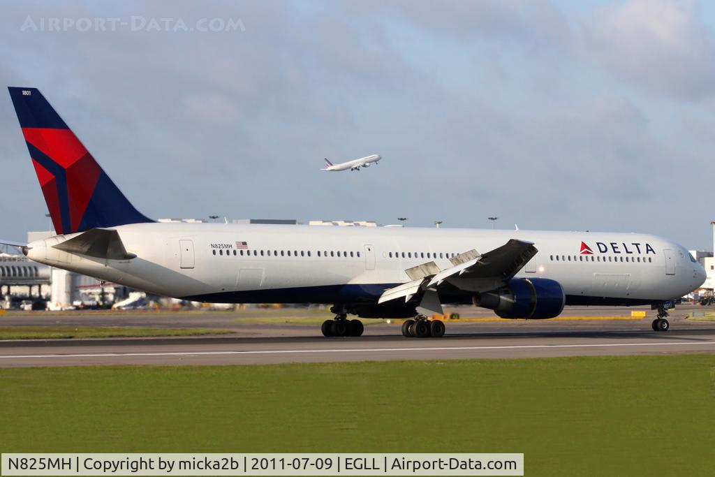 N825MH, 1999 Boeing 767-432/ER C/N 29703, Taxiing
