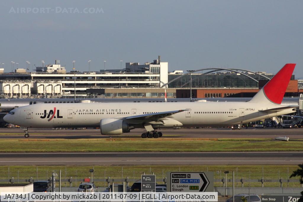JA734J, 2005 Boeing 777-346/ER C/N 32433, Taxiing