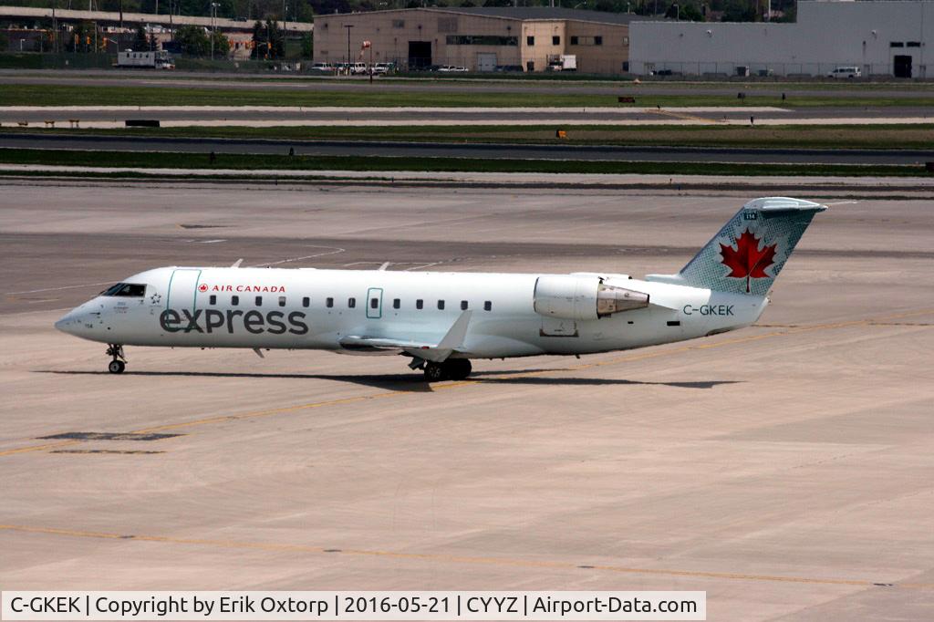C-GKEK, 1998 Canadair CRJ-200ER (CL-600-2B19) C/N 7270, C-GKEK in YYZ