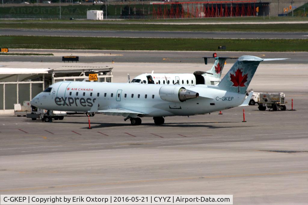 C-GKEP, 1999 Canadair CRJ-200ER (CL-600-2B19) C/N 7303, C-GKEP in YYZ