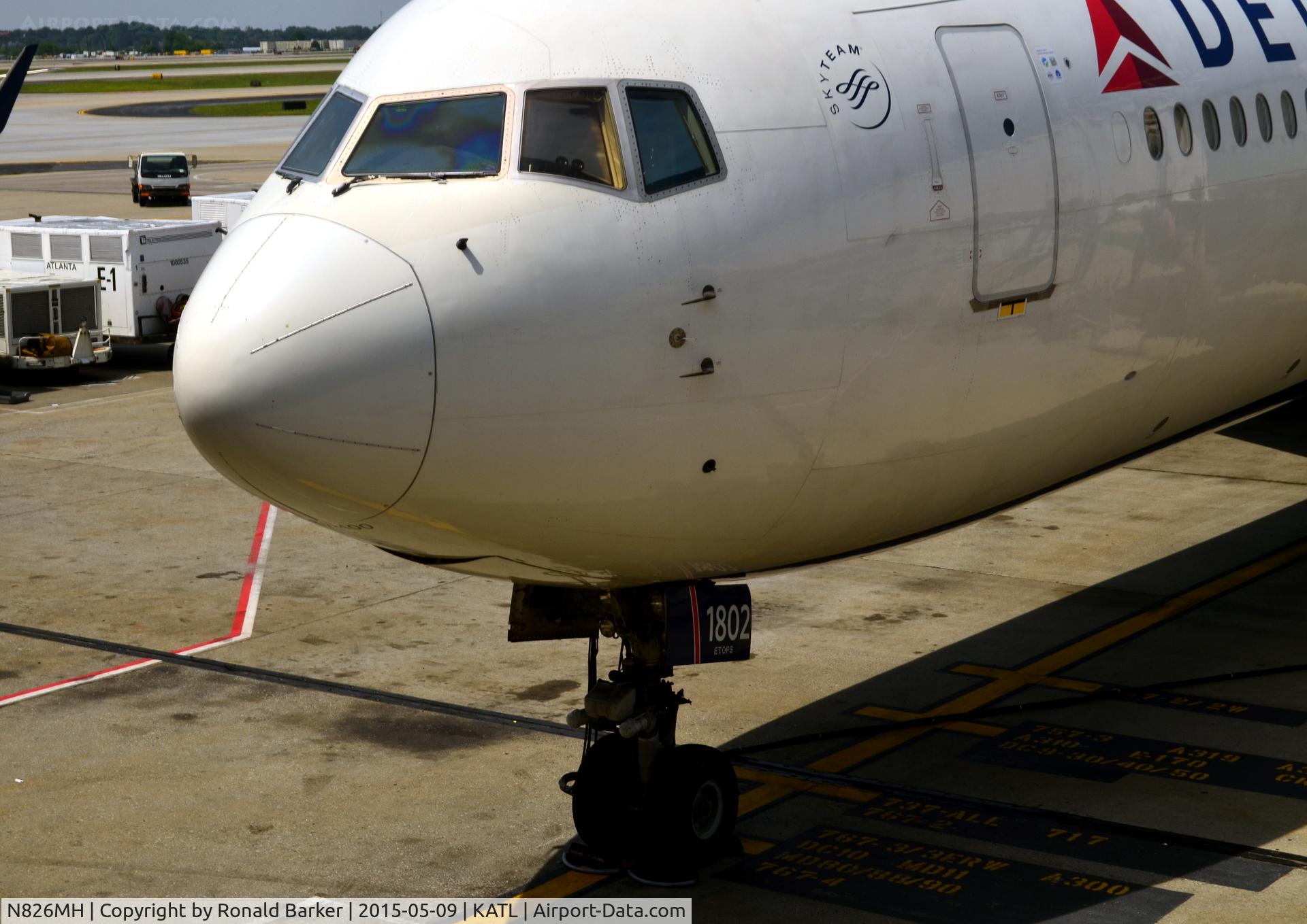 N826MH, 1999 Boeing 767-432/ER C/N 29713, At the gate Atlanta