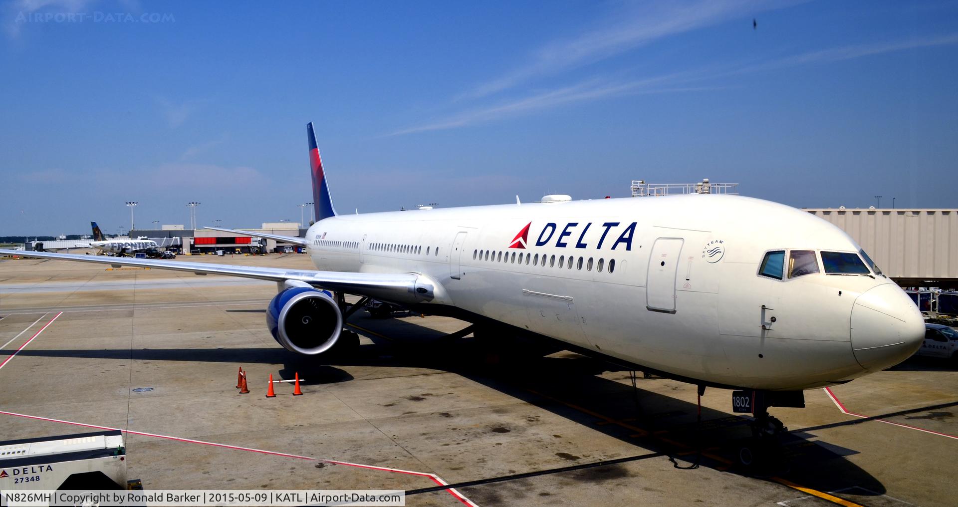 N826MH, 1999 Boeing 767-432/ER C/N 29713, At the gate Atlanta