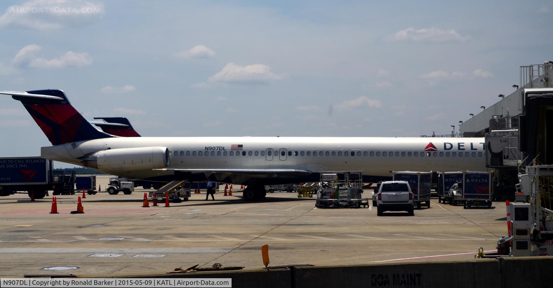 N907DL, 1987 McDonnell Douglas MD-88 C/N 49538, At the gate Atlanta