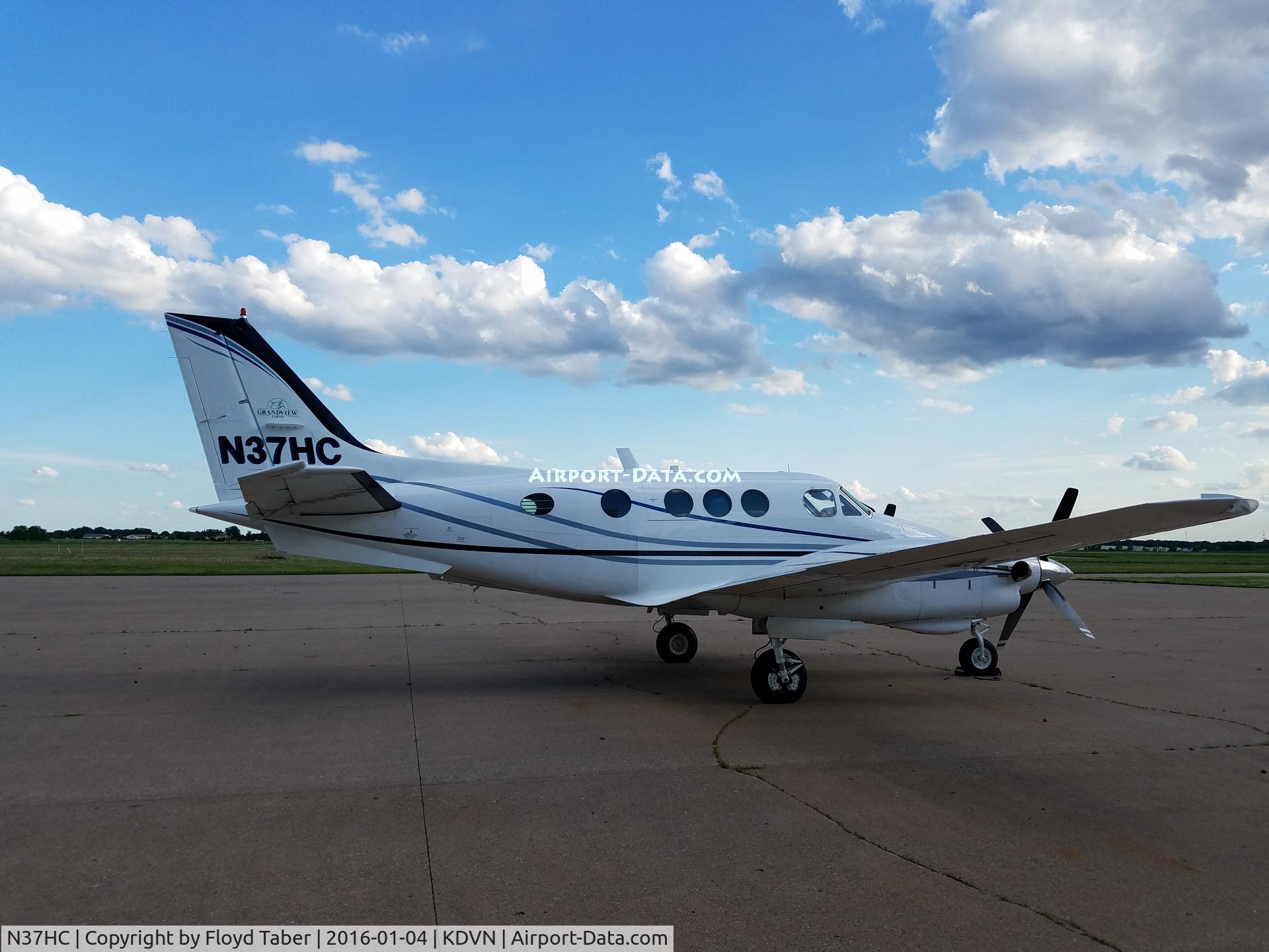 N37HC, 1974 Beech E-90 King Air King Air C/N LW-108, On the ramp for the night