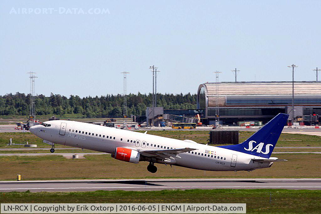 LN-RCX, 2000 Boeing 737-883 C/N 30196, LN-RCX taking off OSL