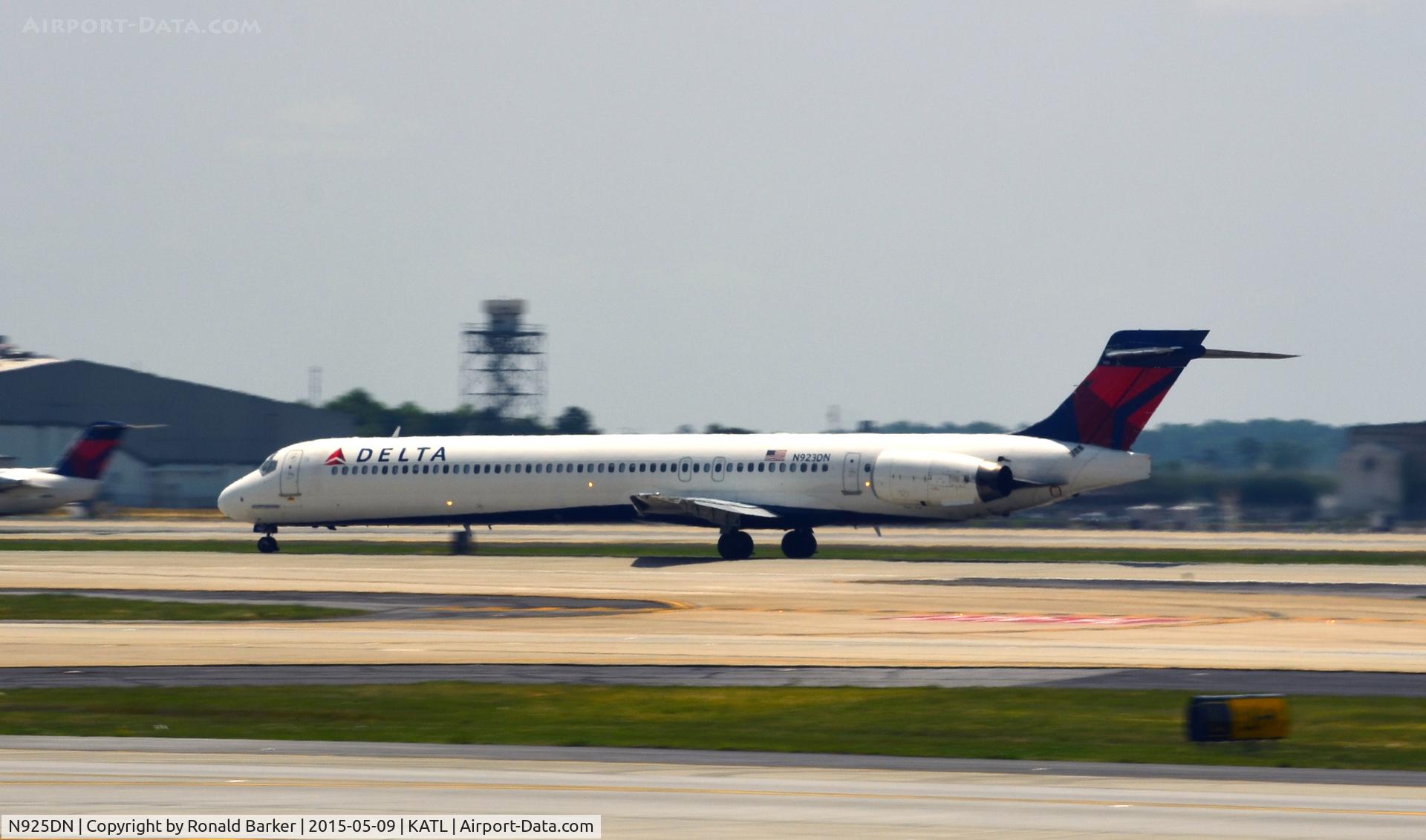 N925DN, 1998 McDonnell Douglas MD-90-30 C/N 53587, Takeoff Atlanta