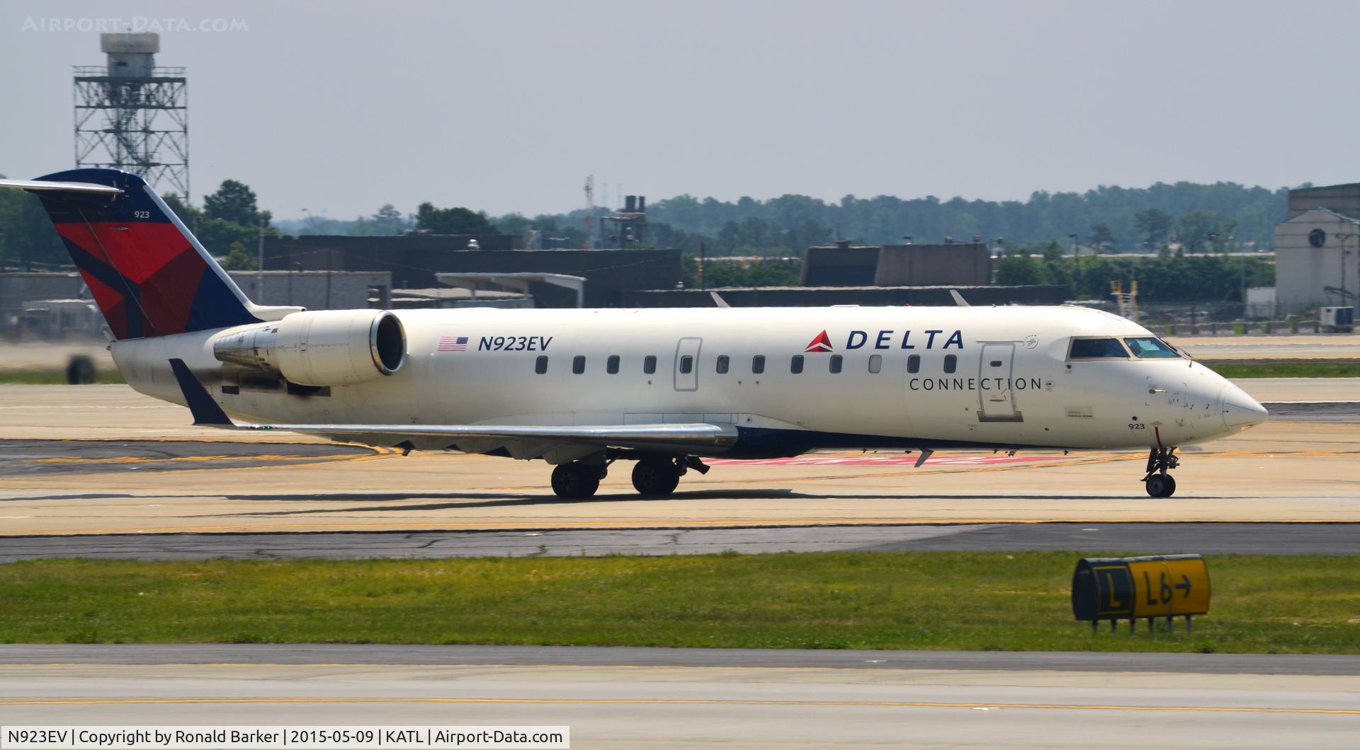 N923EV, 2003 Bombardier CRJ-200ER (CL-600-2B19) C/N 7826, Taxi Atlanta