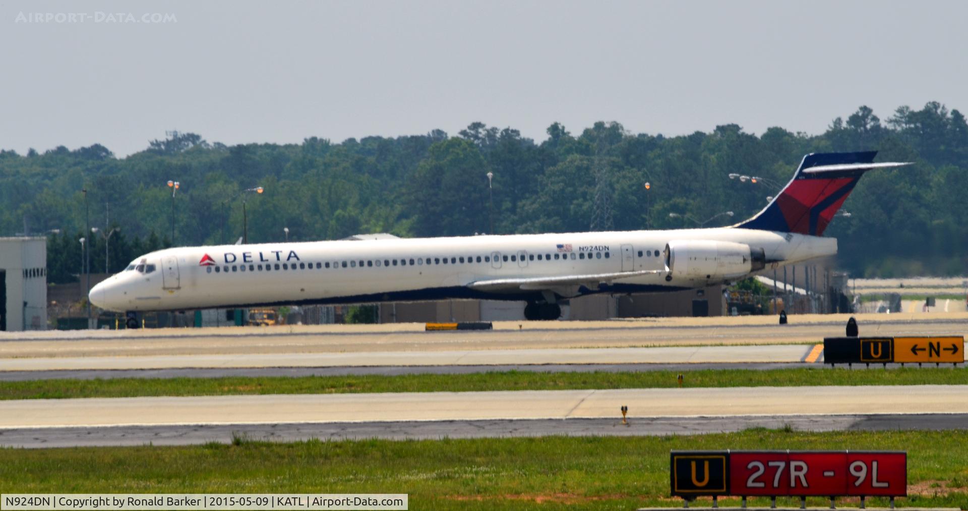 N924DN, 1998 McDonnell Douglas MD-90-30 C/N 53586, Taxi Atlanta