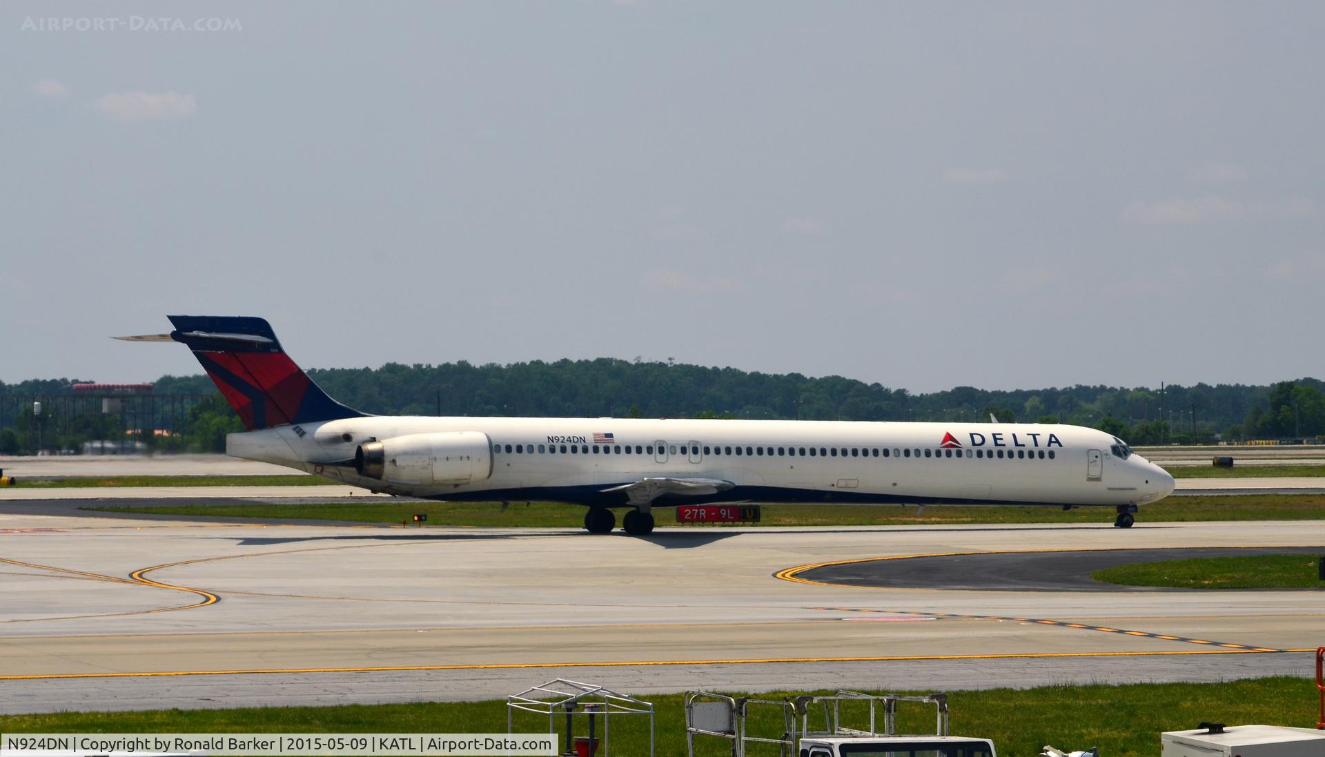 N924DN, 1998 McDonnell Douglas MD-90-30 C/N 53586, Taxi Atlanta