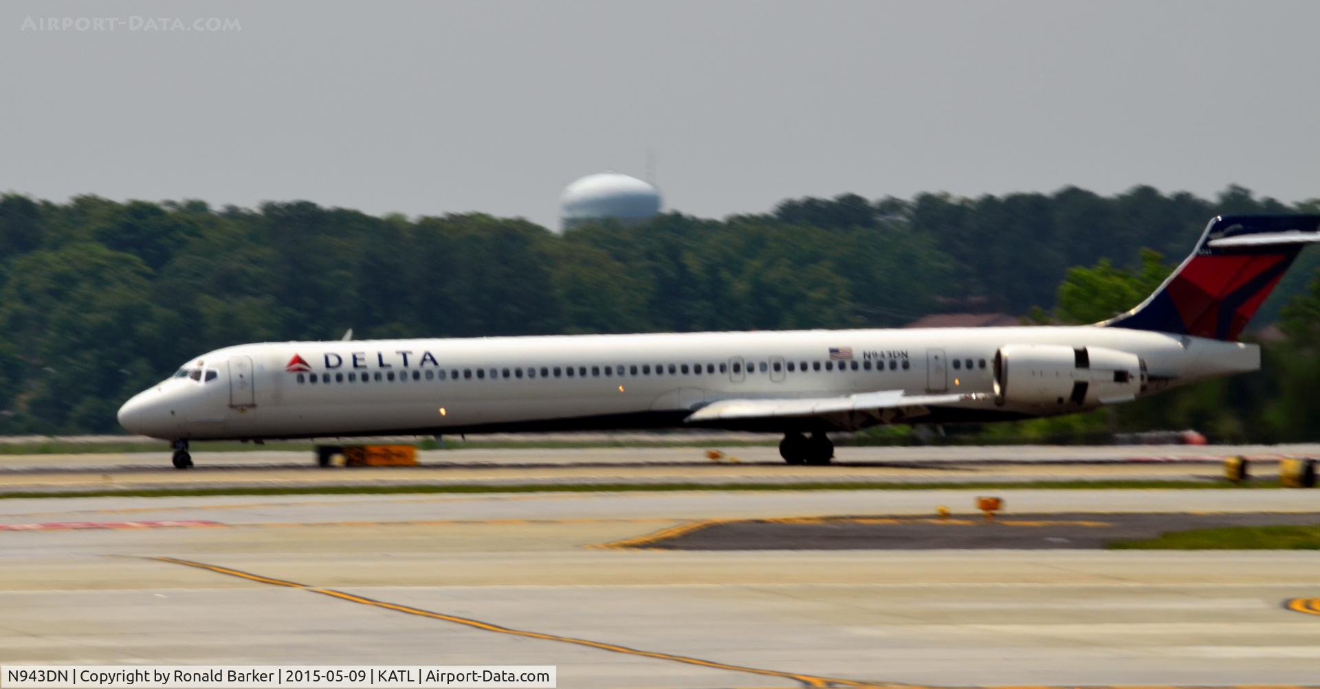 N943DN, 1997 McDonnell Douglas MD-90-30 C/N 53557, Landing Atlana