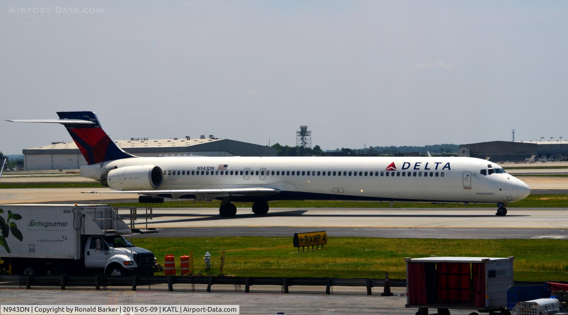 N943DN, 1997 McDonnell Douglas MD-90-30 C/N 53557, Taxi to park Atlanta