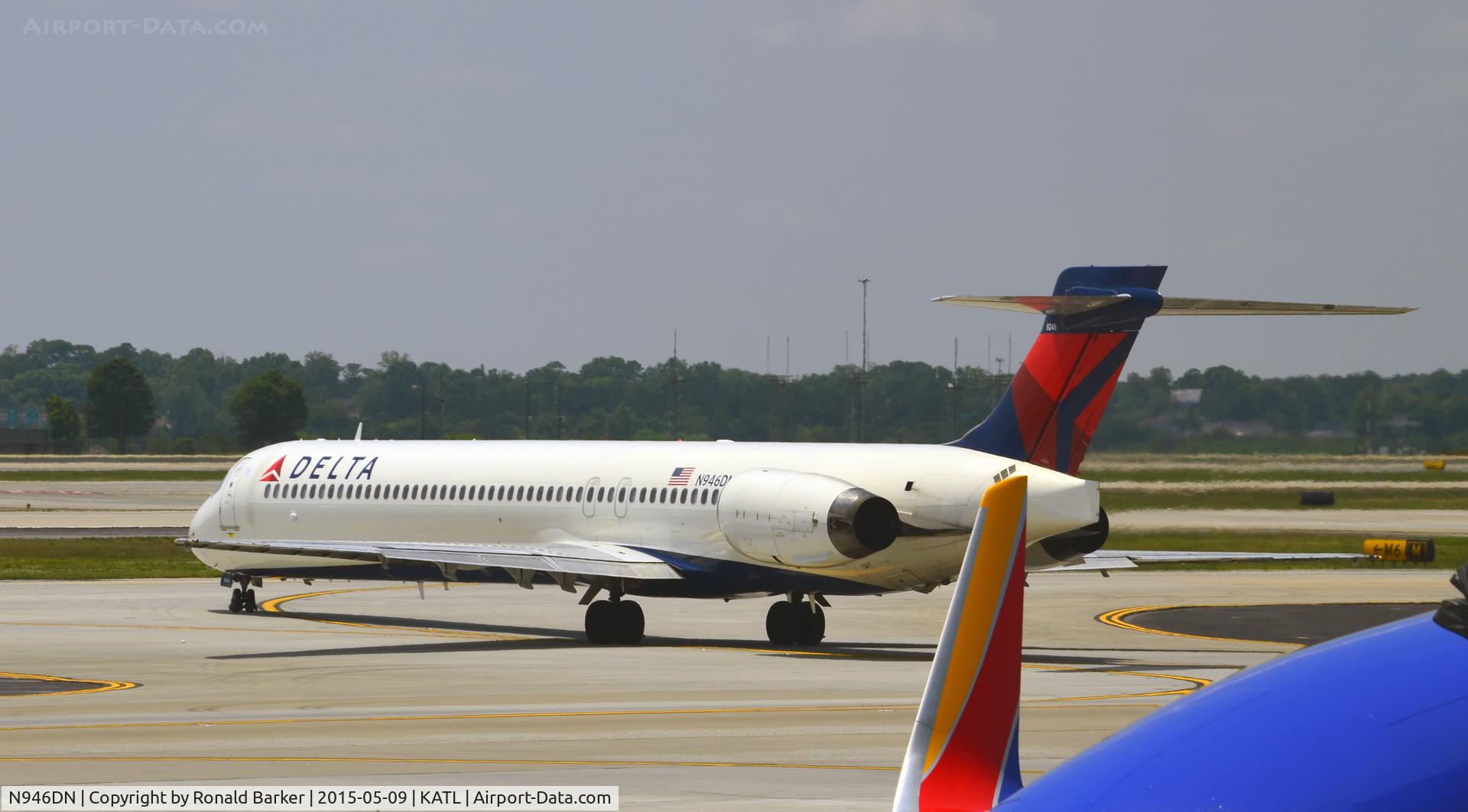 N946DN, 1995 McDonnell Douglas MD-90-30 C/N 53354, Taxi Atlanta