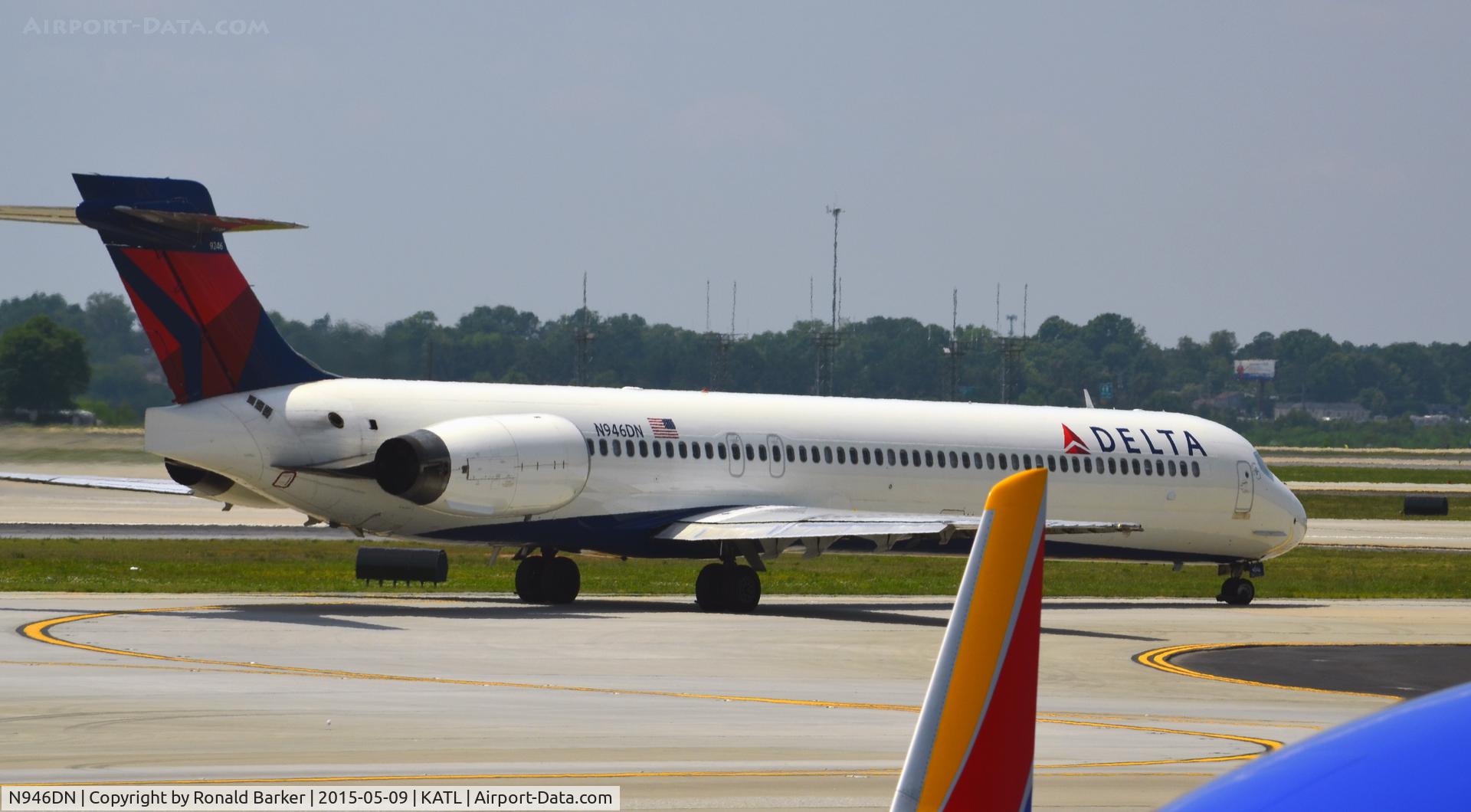 N946DN, 1995 McDonnell Douglas MD-90-30 C/N 53354, Taxi Atlanta
