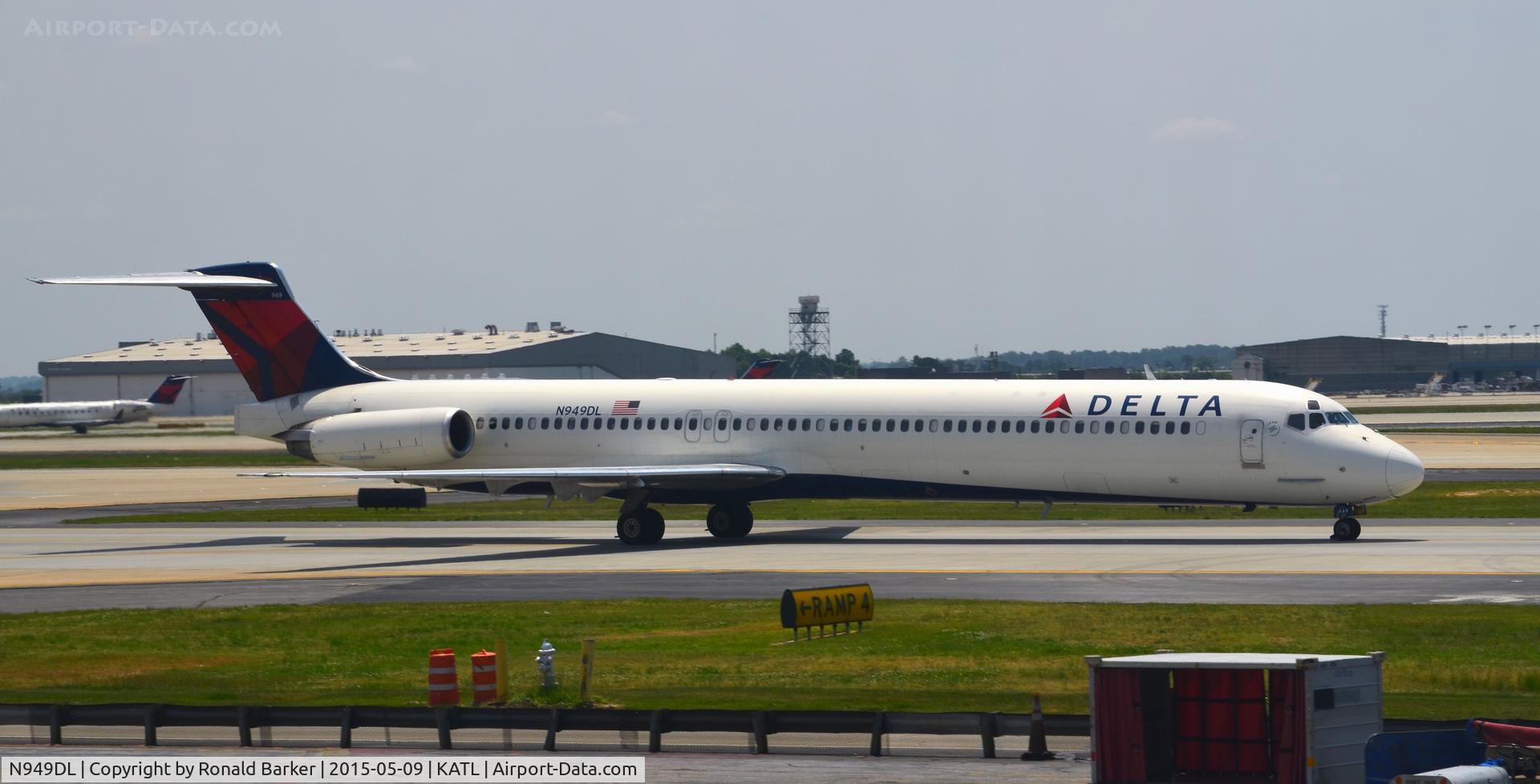 N949DL, 1990 McDonnell Douglas MD-88 C/N 49880, Taxi Atlanta