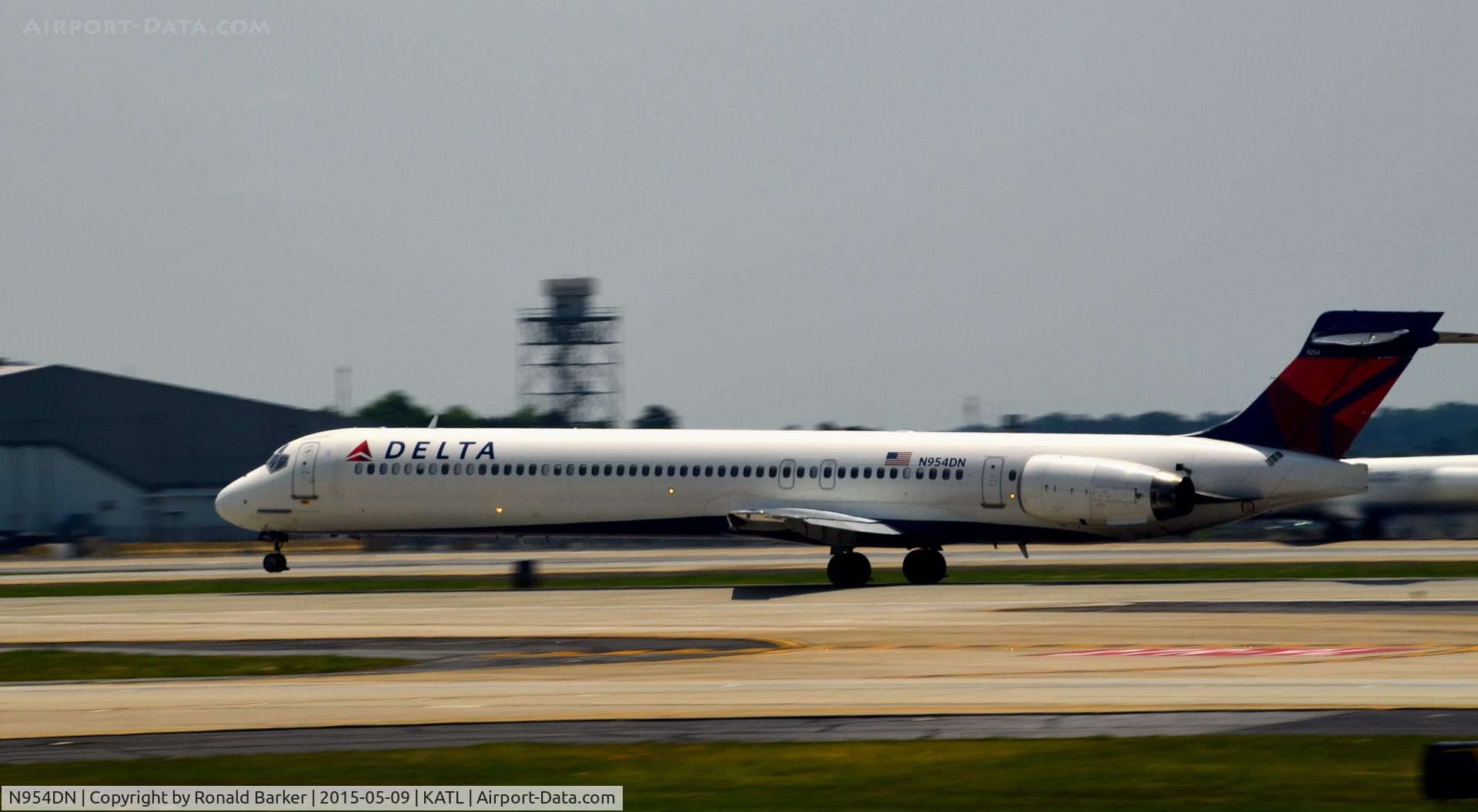 N954DN, 1999 McDonnell Douglas MD-90-30 C/N 53524, Takeoff Atlanta
