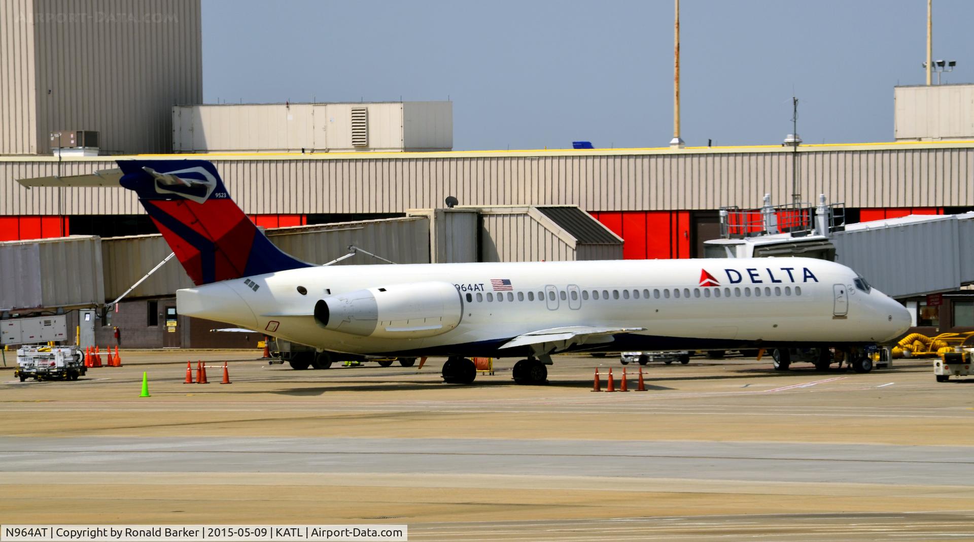 N964AT, 2001 Boeing 717-200 C/N 55025, At the gate Atlnata