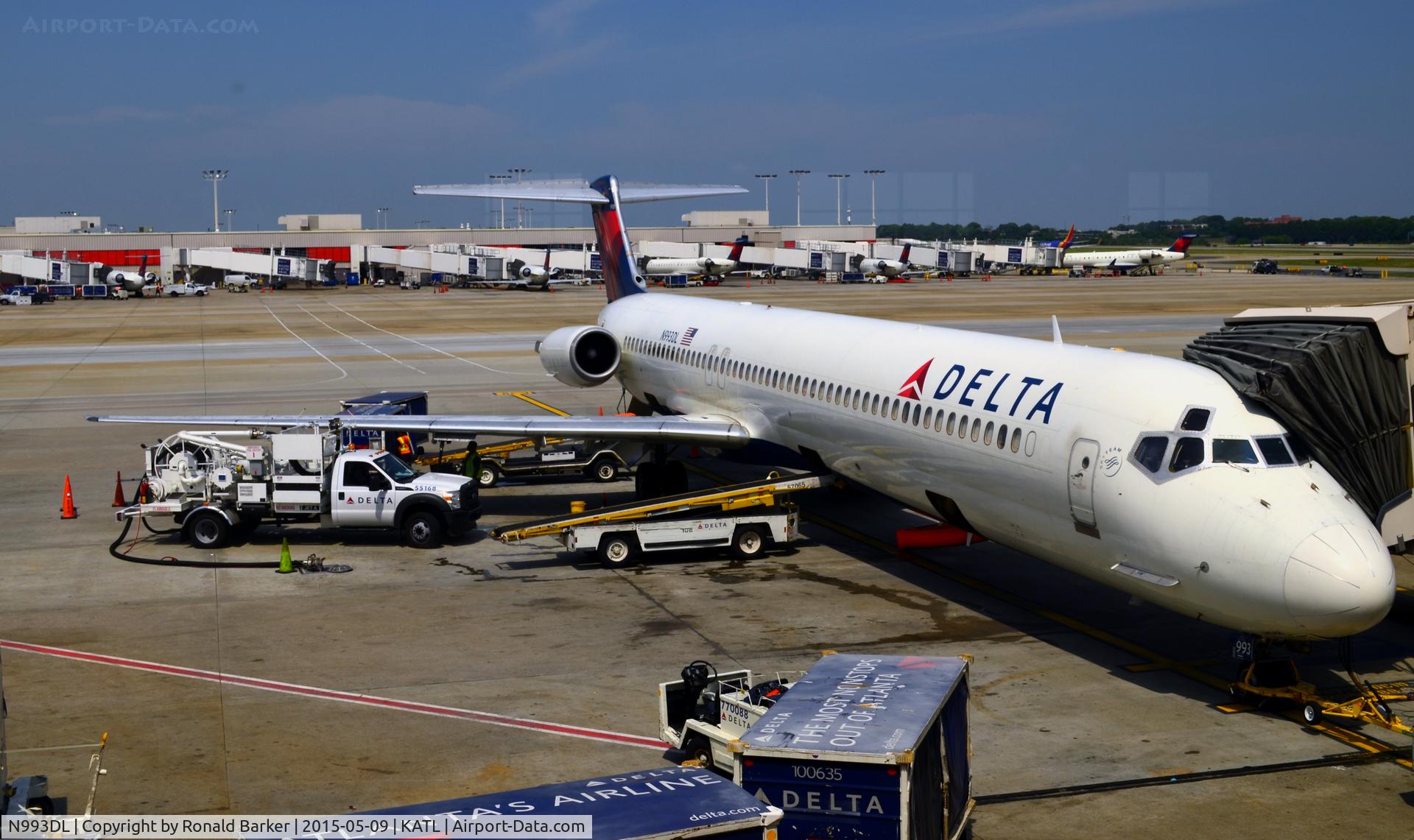 N993DL, 1991 McDonnell Douglas MD-88 C/N 53345, Being serviced at the gate Atlanta