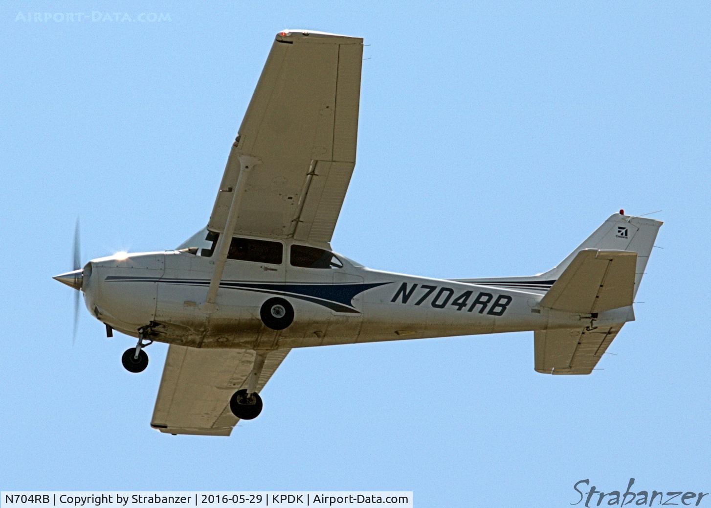 N704RB, 2004 Cessna 172S C/N 172S9657, CESSNA 172S of AIRWAY EQUIPMENT LEASING LLC taking off.Canon T6s  1/160 f/16  ISO 100    EF 70-200mm f/2.8L