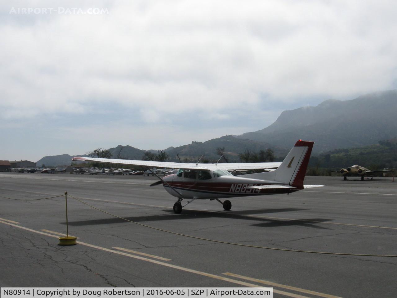 N80914, 1976 Cessna 172M C/N 17266799, 1976 Cessna 172M SKYHAWK, Lycoming O-320-E2D 150 Hp, taxi back on a foggy morning