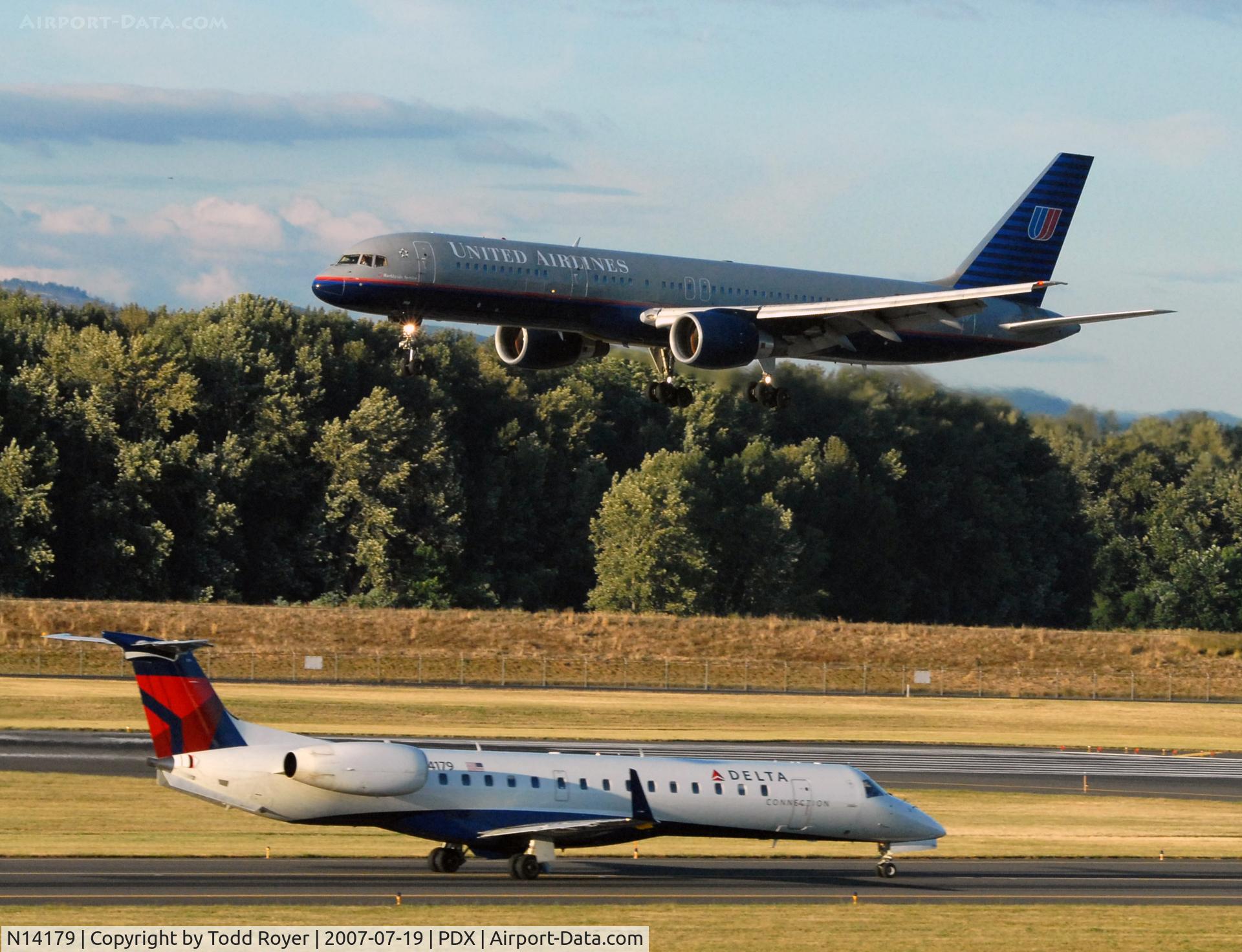 N14179, 2005 Embraer ERJ-145XR (EMB-145XR) C/N 14500896, Threshold of 28R