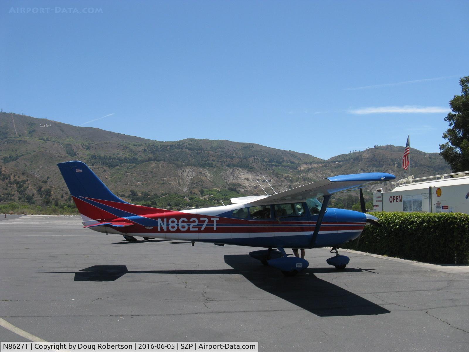 N8627T, 1960 Cessna 182C Skylane C/N 52527, 1960 Cessna 182C SKYLANE, Continental O-470-L 230 Hp, at fuel dock