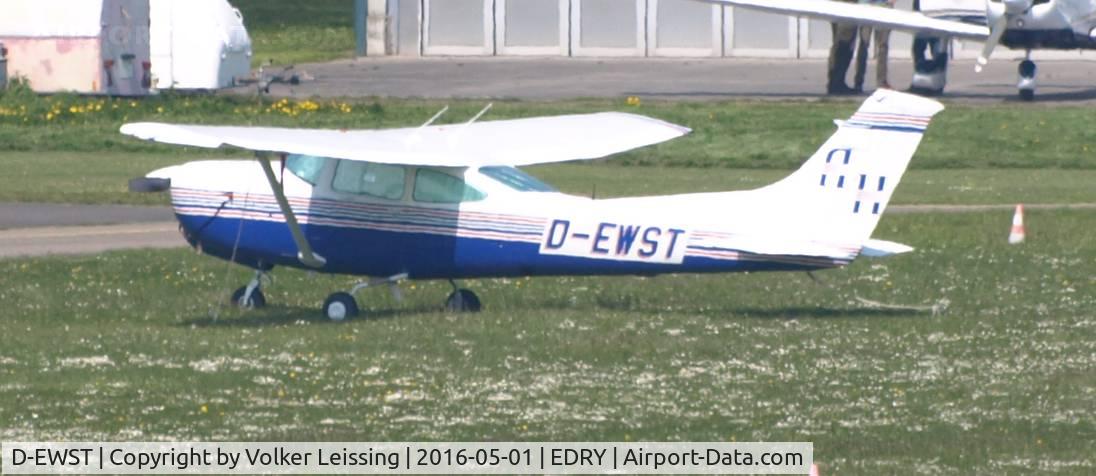 D-EWST, 1993 Cessna TR182 Turbo Skylane RG Turbo Skylane RG C/N R182-01091, parking