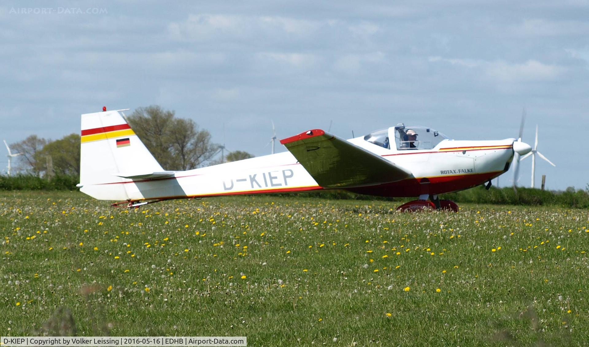 D-KIEP, Scheibe SF-25C/TL Rotax-Falke C/N 44668, lining up