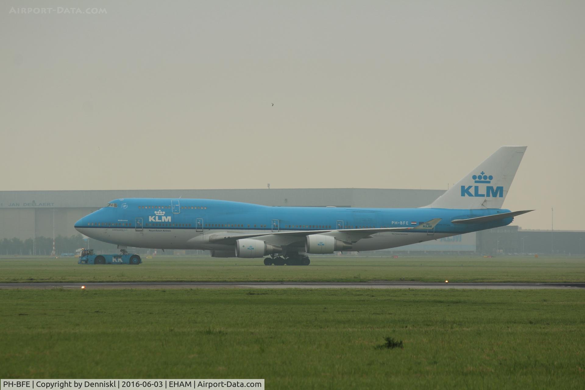 PH-BFE, 1990 Boeing 747-406BC C/N 24201, PH-BFE going to the hangar.